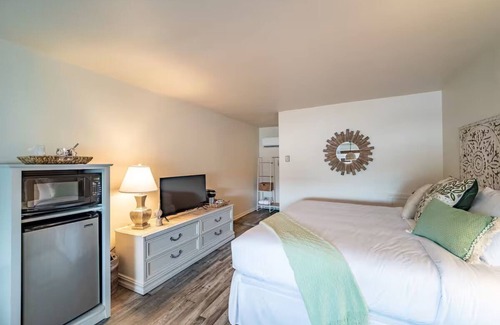 Rehoboth Beach Hotel | Deluxe King Room at Ocean Glass Inn | Convenient Stay w/Free B'fast & Parking