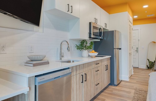 12 South Condominio | Deluxe King w/ Balcony | Walk to 12 South Shopping