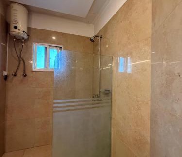 Islamabad Apartamento | Deluxe King with Sunset Yellow Hues in Bahria Phase 4 Islamabad