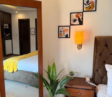 Islamabad Apartamento | Deluxe King with Sunset Yellow Hues in Bahria Phase 4 Islamabad