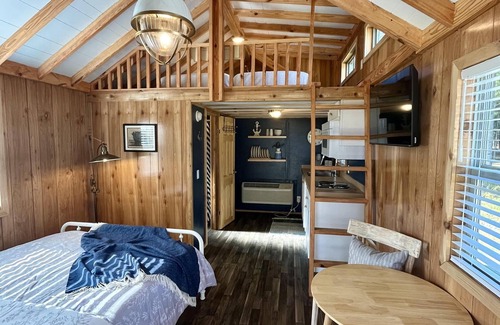 Bolivia Alquiler De RV | Deluxe Loft Cabin - Upscale Cozy Loft Cabin