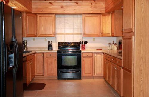 Clyde Casa | Deluxe Log Cabin with a Hot Tub in the Smoky Mountains of North Carolina