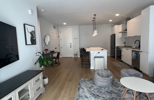 West Campus Condominio | Deluxe New Condo Downtown Austin
