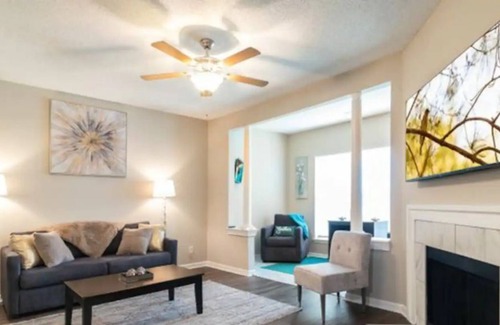 Green Hills Apartamento | Deluxe Oasis of Comfort | 10min to DT | Pool + Gym