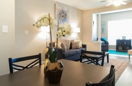 Green Hills Apartamento | Deluxe Oasis of Comfort | 10min to DT | Pool + Gym