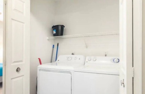 Green Hills Apartamento | Deluxe Oasis of Comfort | 10min to DT | Pool + Gym