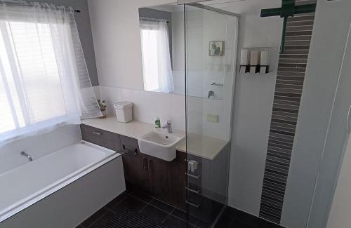 Holmview Casa | Deluxe Queen Room