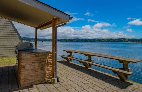 Newport Apartamento | Deluxe Queen Room with Balcony & Modern Comforts