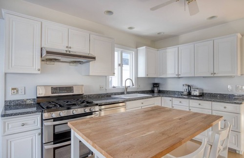 Wollaston Apartamento | Deluxe Quincy 3BR w/ W/D, nr Red Line, by Blueground