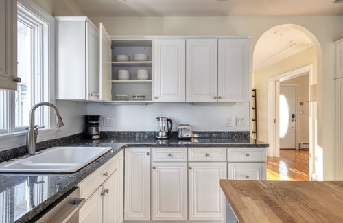 Wollaston Apartamento | Deluxe Quincy 3BR w/ W/D, nr Red Line, by Blueground