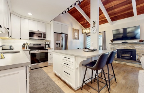Mammoth Lakes Condominio | Deluxe remodelado de 2 dormitorios, loft, 3 baños condominio cerca de Eagle