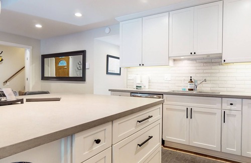 Mammoth Lakes Condominio | Deluxe remodelado de 2 dormitorios, loft, 3 baños condominio cerca de Eagle