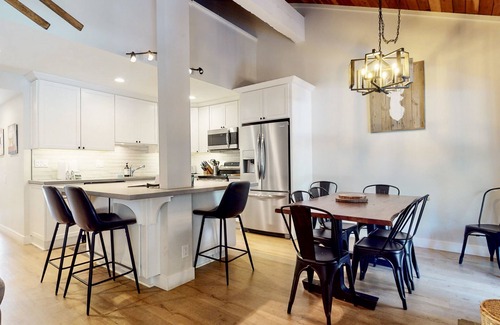 Mammoth Lakes Condominio | Deluxe remodelado de 2 dormitorios, loft, 3 baños condominio cerca de Eagle