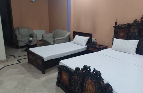 G-8 Sector Casa | Deluxe room with extra single bed