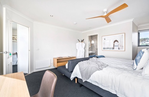 Penguin Casa | Suite Deluxe con vista al mar - Cama King con baño privado y sensacionales vistas al mar
