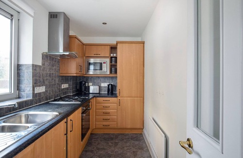 Bishop's Apartamento | Deluxe Stratford 2BR w/ Security & Gym, nr Train Station, by Blueground