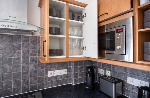 Bishop's Apartamento | Deluxe Stratford 2BR w/ Security & Gym, nr Train Station, by Blueground