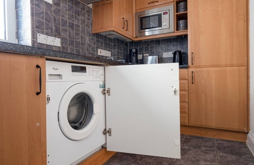 Bishop's Apartamento | Deluxe Stratford 2BR w/ Security & Gym, nr Train Station, by Blueground