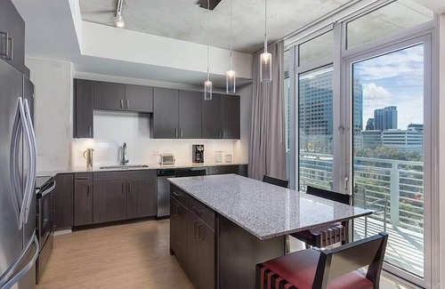 Civic District Condominio | Deluxe Studio Condo Enjoy the City of Austin!