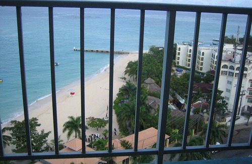 Coral Gardens Condominio | Deluxe Studio Condo Overlooking Bay