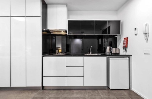 Melbourne Central Business District Apartamento | Deluxe Studio w/ 2 Queen Beds at Beckett Street Melbourne CBD ( Max. 4 Pax )