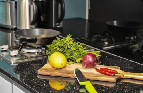 Melbourne Central Business District Apartamento | Deluxe Studio w/ 2 Queen Beds at Beckett Street Melbourne CBD ( Max. 4 Pax )