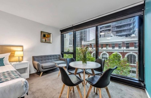 Melbourne Central Business District Apartamento | Deluxe Studio w/ 2 Queen Beds at Beckett Street Melbourne CBD ( Max. 4 Pax )