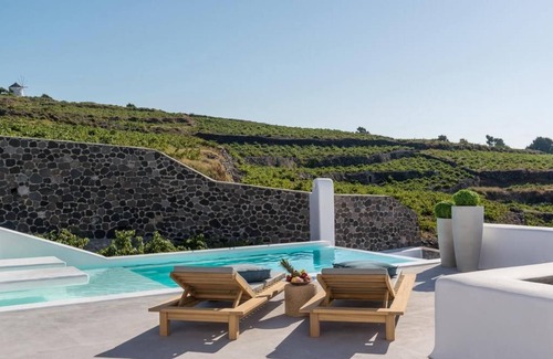 Pyrgos Apartamento | Deluxe Suite Sea View Hot Tub - White Co