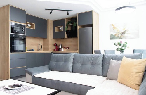 Skopje Region Apartamento | Deluxe Two Bedroom Condo & Pool on 5th Floor