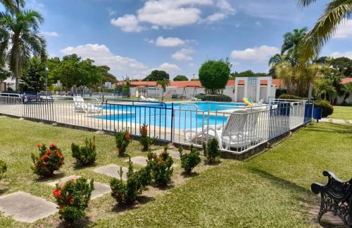 Santa Cruz Apartamento | Departamento Planta Baja con parqueo en Condominio