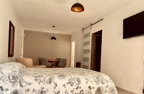 San Juan Apartamento | Departamento amplio, muy bien ubicado, dos ambientes, separado cocina y baño, el barrio no es lindo pero las instalaciones perfectas y li