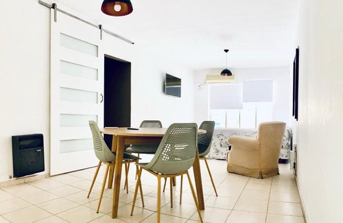 San Juan Apartamento | Departamento amplio, muy bien ubicado, dos ambientes, separado cocina y baño, el barrio no es lindo pero las instalaciones perfectas y li