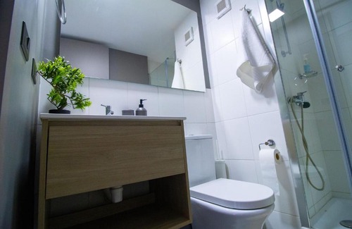 Downtown Santiago Apartamento | Departamento full equipado a pasos del movistar arena, moderno y cómodo con toda la magia del sur