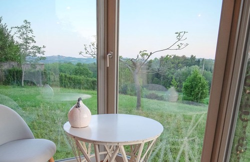 San Maurizio Casa | Dependance Rose, una sala de estar romántica con cama doble y baño.