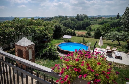 San Maurizio Casa | Dependance Rose, una sala de estar romántica con cama doble y baño.