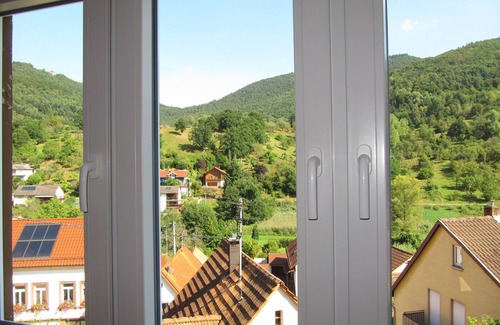 Dernbach Casa | Dernbach Sunrise, casa de vacaciones idílicas con patio privado