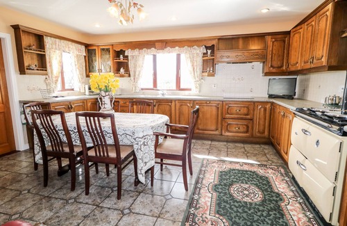 Enniskillen Cabaña | DERRIENS FARMHOUSE, pet friendly in Letterbreen, County Fermanagh