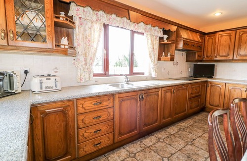 Enniskillen Cabaña | DERRIENS FARMHOUSE, pet friendly in Letterbreen, County Fermanagh