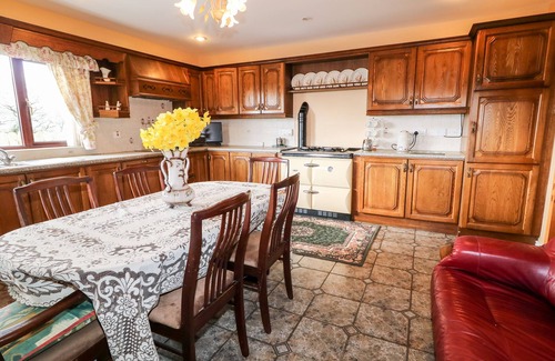Enniskillen Cabaña | DERRIENS FARMHOUSE, pet friendly in Letterbreen, County Fermanagh