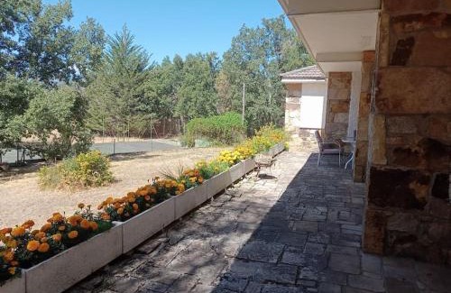 Vilviestre de los Nabos Casa | Derroñadas . Casa con enorme jardín y tenis.