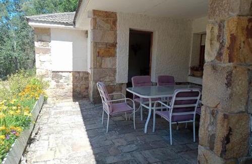 Vilviestre de los Nabos Casa | Derroñadas . Casa con enorme jardín y tenis.