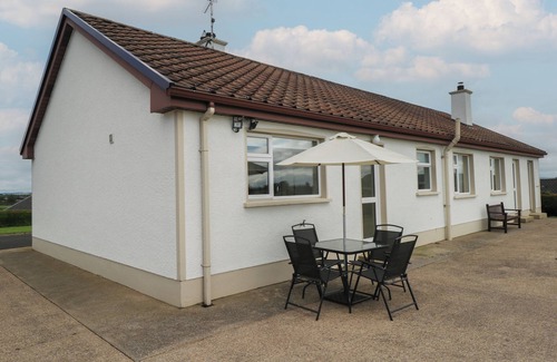 Enniskillen Casa | DERRYALLEN VIEW, pet friendly, with open fire in Enniskillen