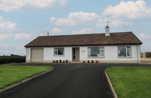 Enniskillen Casa | DERRYALLEN VIEW, pet friendly, with open fire in Enniskillen