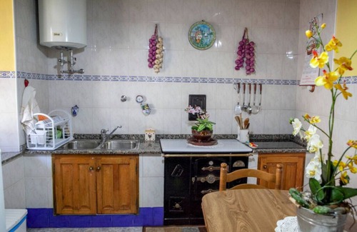 Laviana Casa | Descubre la Tranquilidad en La Aldea: Tu Refugio con Vistas a la Montaña