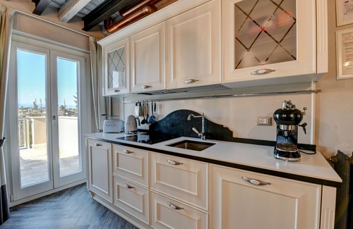 Desenzano del Garda City Centre Apartamento | DesenzanoLoft : La Vite Luxury Appartment 2 (CIR 017067 CNI 00319) .
