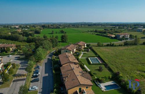 Desenzano del Garda Apartamento | DesenzanoLoft Official Partner Homes & Villas by Marriott Bonvoy - Oasis Apartment with garden and pool