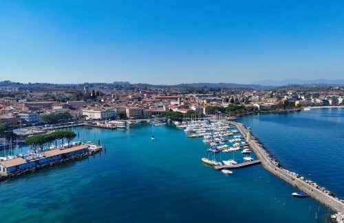Desenzano del Garda City Centre Apartamento | DesenzanoLoft Official Partner Homes & Villas by Marriott Bonvoy - Cocktail Lake Front Family apartment