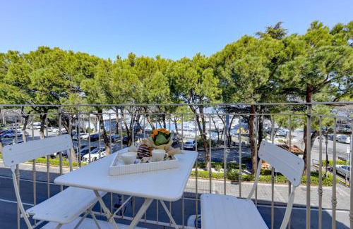 Desenzano del Garda City Centre Apartamento | DesenzanoLoft Official Partner Homes & Villas by Marriott Bonvoy - Cocktail Lake Front Family apartment