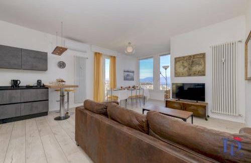 Desenzano del Garda Apartamento | DesenzanoLoft Official Partner Homes & Villas by Marriott Bonvoy - Window of Lake Family Apartment with Parking Spot