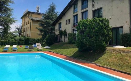 Rivoltella Apartamento | DesenzanoLoft Official Partner Homes & Villas by Marriott Bonvoy - SWAROVSKI Family apartment with pool